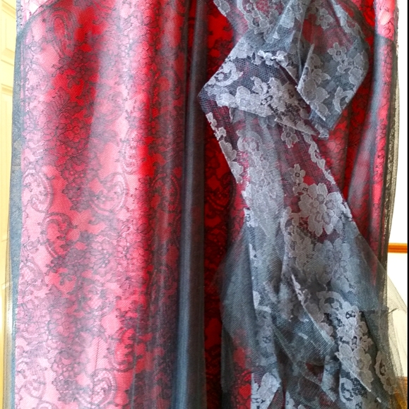 Vera Wang Red Dress with Black Lace Overlay - Picture 2 of 5